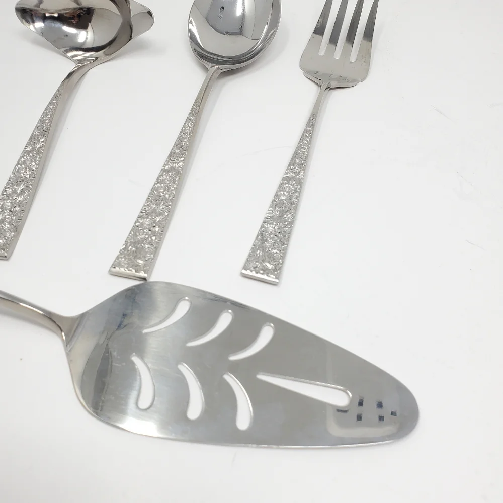 Cosmos Fresco Stainless flatware serving set of 4 In Excellent condition